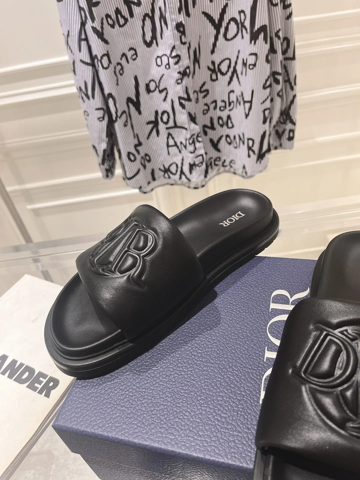👟👟Ex-factory price 420👟👟 #Men's top version 𝐃𝐈𝐎𝐑# Dior's new men's summer slippers 🔥Purchase the original development Alias ​​sandals are new products in 2024. They are a leisurely and exquisite work. The upper is made of imported denim ➕ calfskin 🔥 Original molded rubber outsole provides the best comfort 🔥 ✔️Size: #38-46